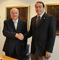 Presidente del La Caja de Canarias, D. Antonio Marrero, y el Director del ICIC, Nicolás Díaz Chico